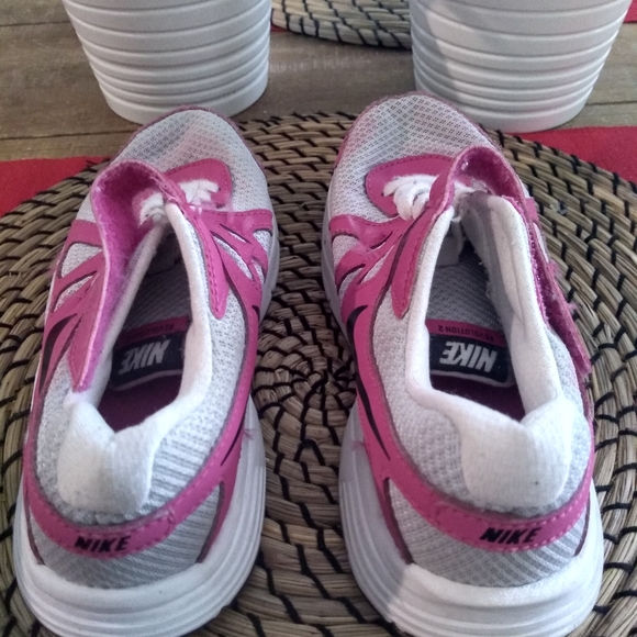 Nike Revolution 2 girls sneakers size 13c Velcro - Picture 6 of 6
